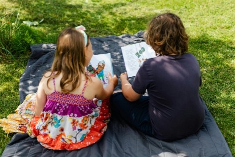 FOTO 1 — Niños leyendo juntos